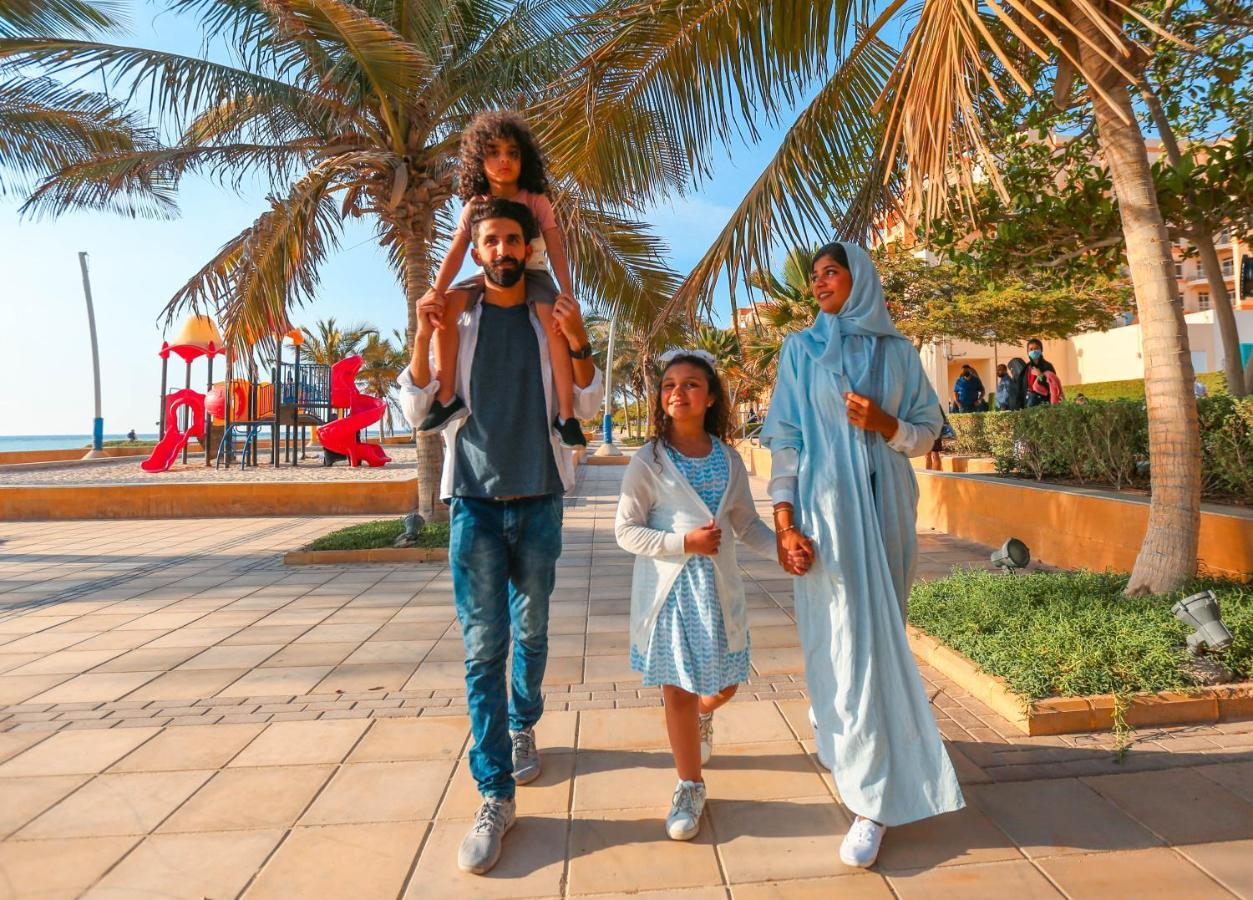 Bay La Sun Hotel And Marina - Emaar King Abdullah Economic City Exterior foto A family in Oman