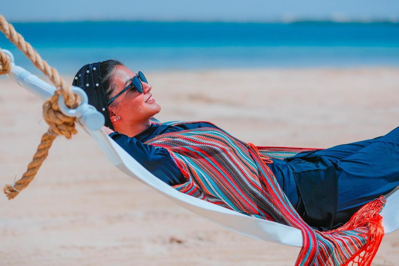 Bay La Sun Hotel And Marina - Emaar King Abdullah Economic City Exterior foto A woman relaxing in a hammock