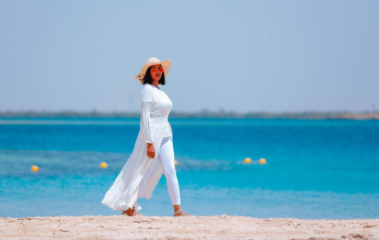 Bay La Sun Hotel And Marina - Emaar King Abdullah Economic City Exterior foto A woman wearing a kaftan