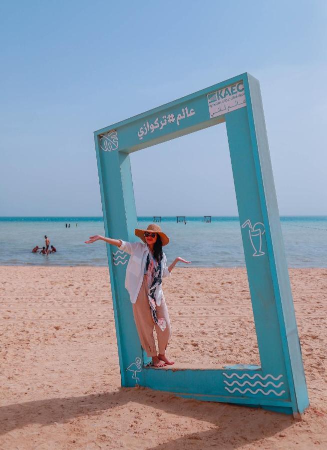 Bay La Sun Hotel And Marina - Emaar King Abdullah Economic City Exterior foto A tourist at the beach