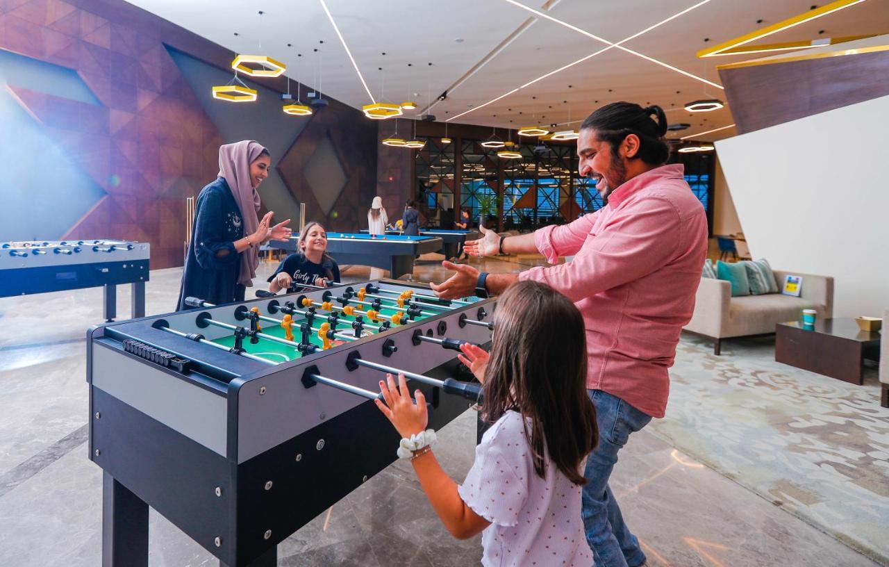 Bay La Sun Hotel And Marina - Emaar King Abdullah Economic City Exterior foto Family playing table football