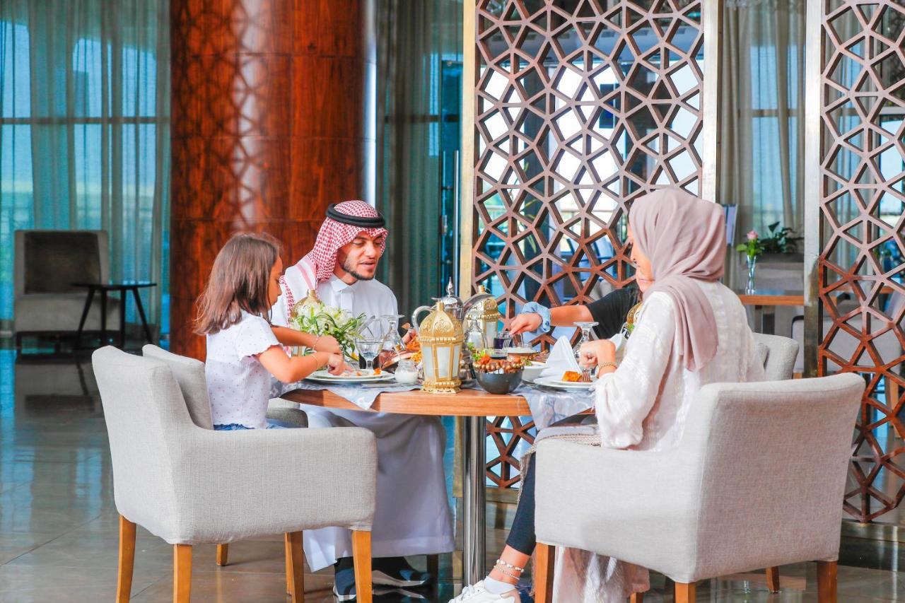 Bay La Sun Hotel And Marina - Emaar King Abdullah Economic City Exterior foto Family dining at the hotel