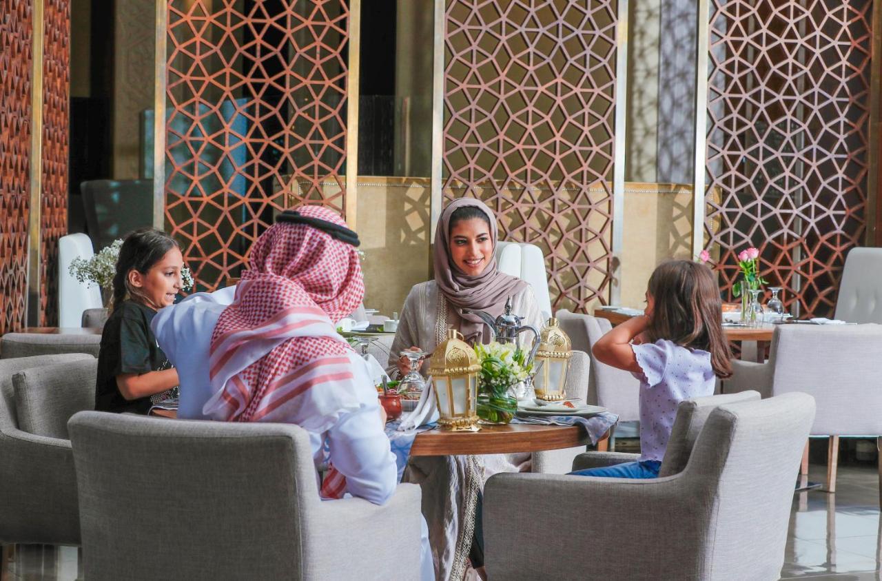 Bay La Sun Hotel And Marina - Emaar King Abdullah Economic City Exterior foto A family at a restaurant in Riyadh