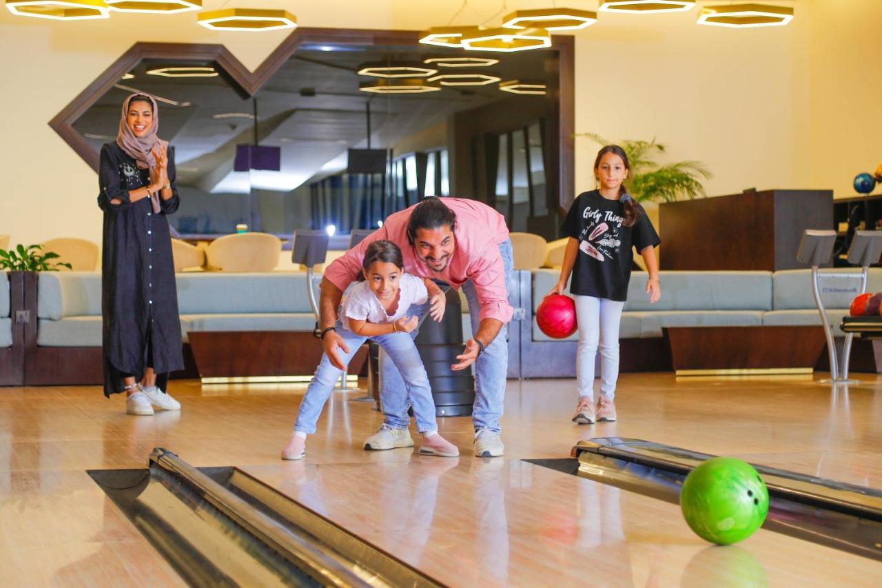 Bay La Sun Hotel And Marina - Emaar King Abdullah Economic City Exterior foto Family at the bowling alley