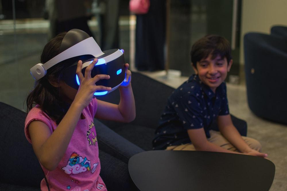 Bay La Sun Hotel And Marina - Emaar King Abdullah Economic City Exterior foto A child wearing a PlayStation VR headset