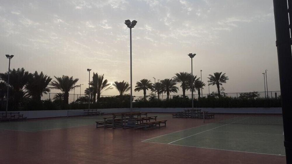 Bay La Sun Hotel And Marina - Emaar King Abdullah Economic City Exterior foto Tennis courts at the Al-Shaab Sports Club