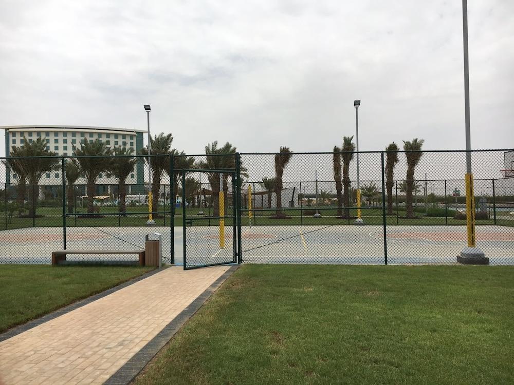 Bay La Sun Hotel And Marina - Emaar King Abdullah Economic City Exterior foto Tennis courts at the park