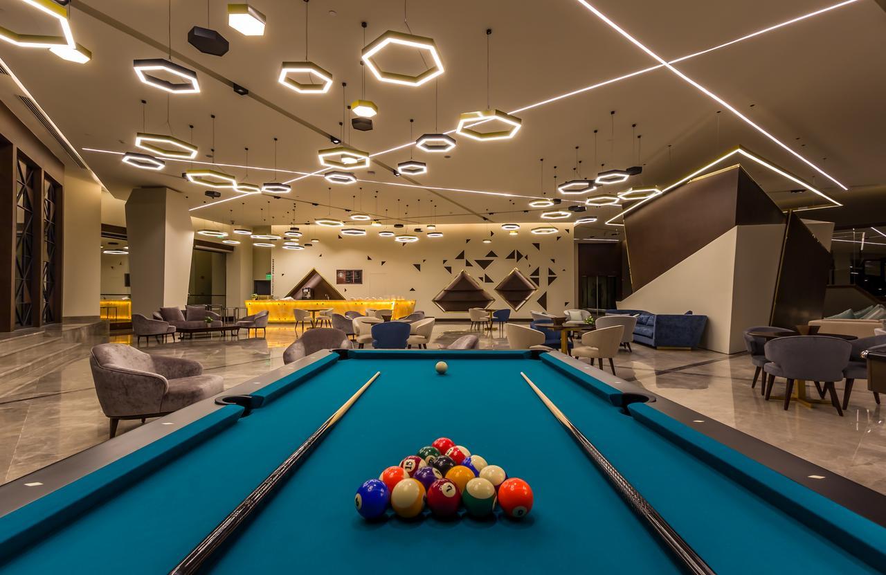 Bay La Sun Hotel And Marina - Emaar King Abdullah Economic City Exterior foto The pool table at the 100000-square-foot (9,300 m2) clubhouse