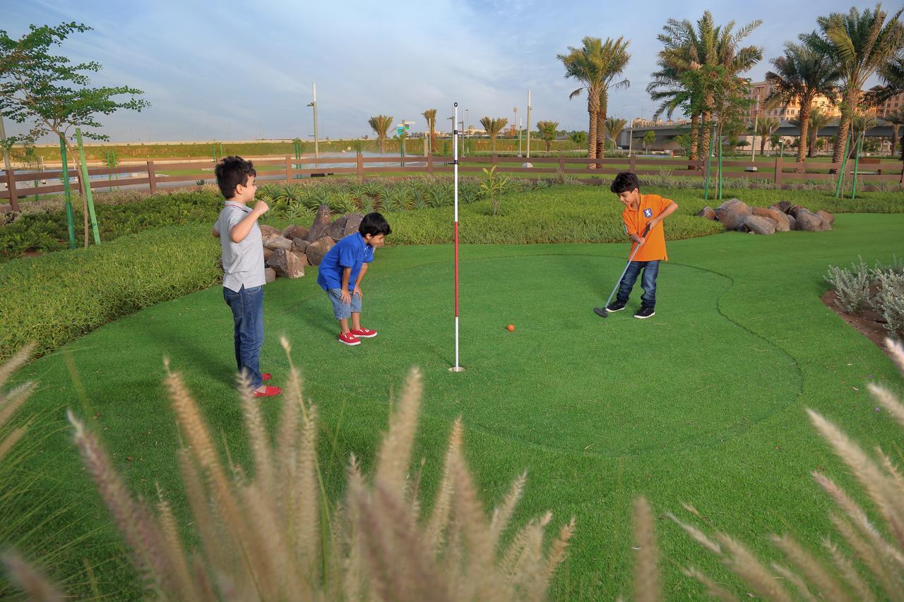 Bay La Sun Hotel And Marina - Emaar King Abdullah Economic City Exterior foto Golf putting green at Al Forsan National Club